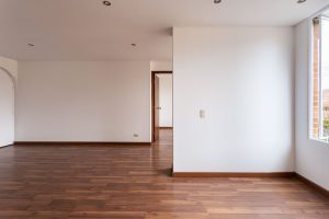 Plinthes avec un mur blanc