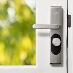 Poignée sur porte-fenêtre PVC