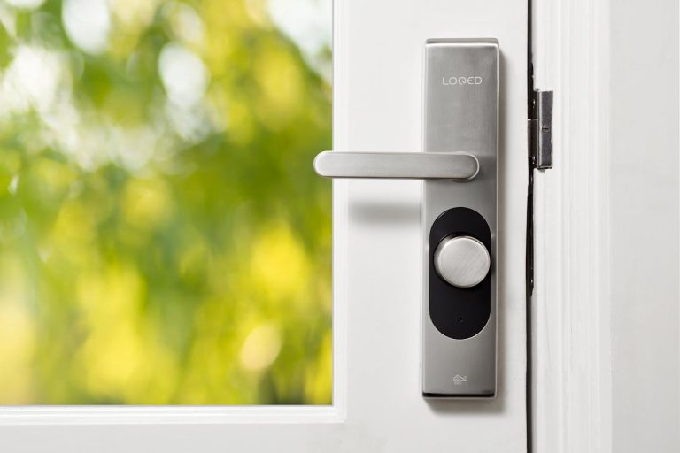 Poignée sur porte-fenêtre PVC