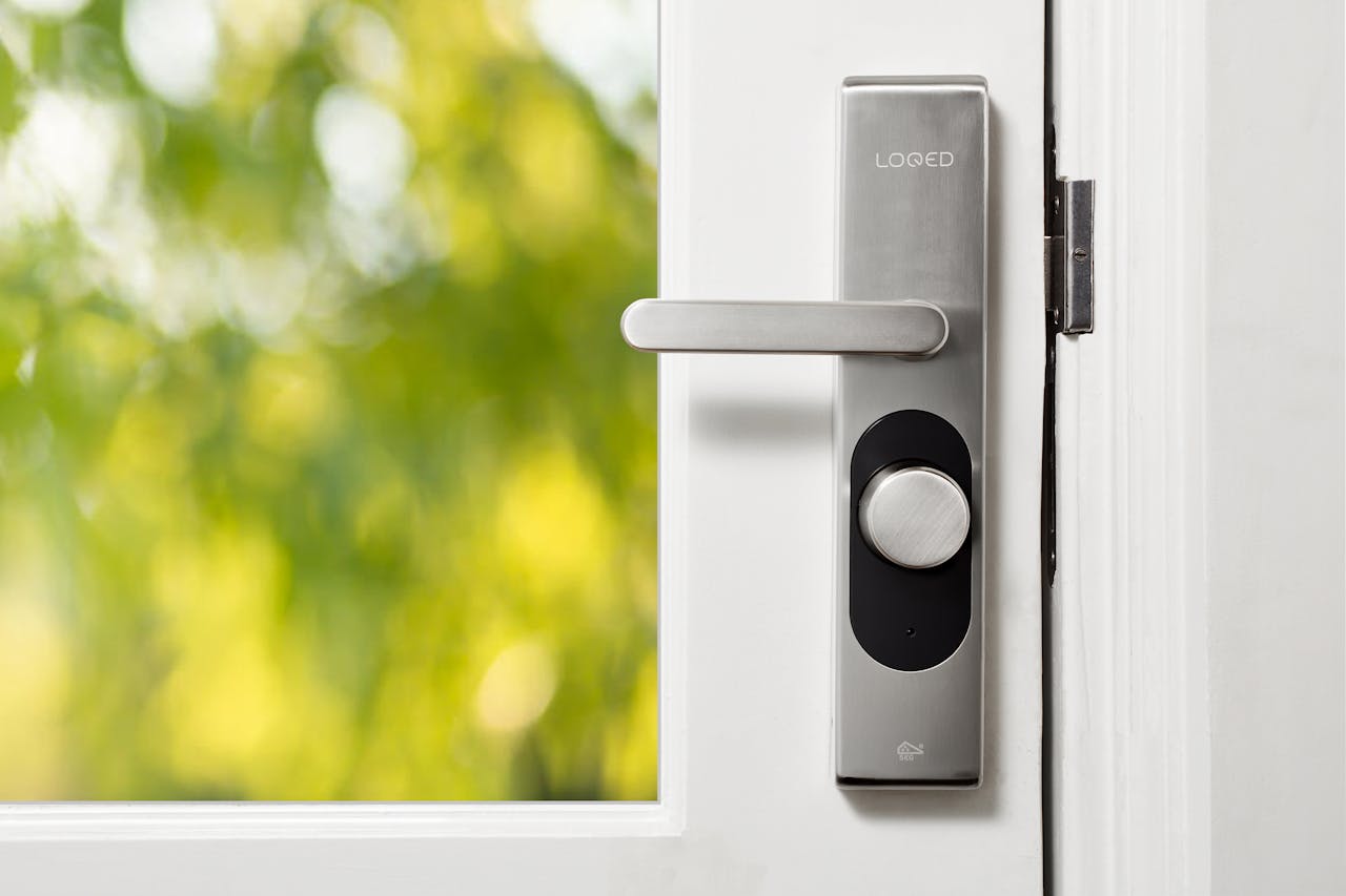 Poignée sur porte-fenêtre PVC