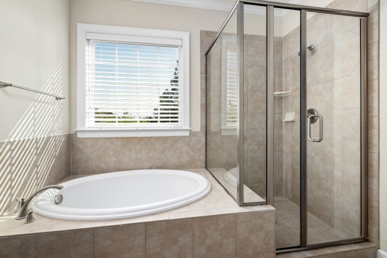 Fenêtre dans une douche