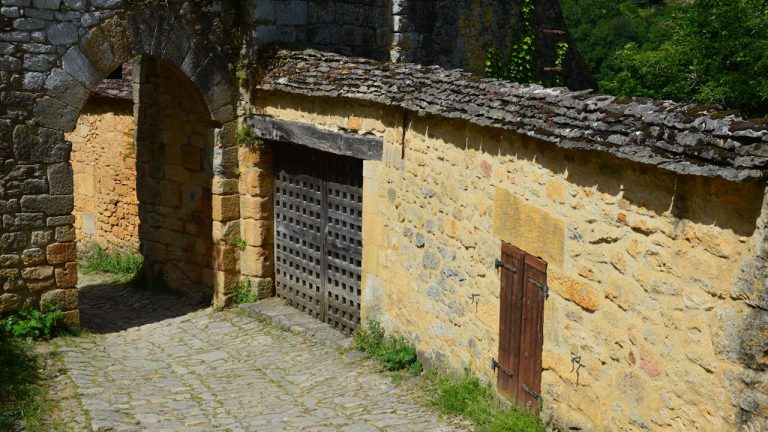 Jambage dans un mur en pierre
